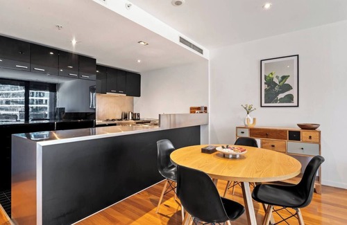 Docklands Apartment | Sky Way on 10th A Sleek Balcony Pad with Parking