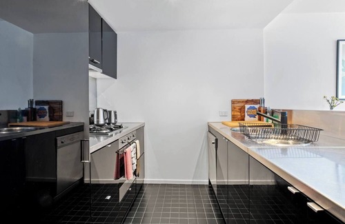 Docklands Apartment | Sky Way on 10th A Sleek Balcony Pad with Parking