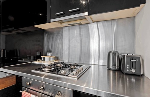 Docklands Apartment | Sky Way on 10th A Sleek Balcony Pad with Parking