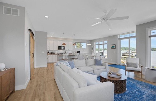 Brooklyn House | Skye Retreat : Your Cozy Autumn Retreat on Wamplers Lake