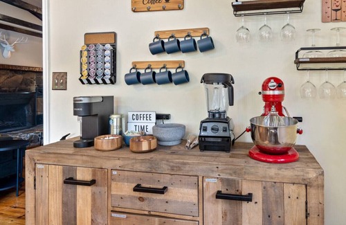 Linden Apartment | Skyland Hideaway Relaxing Cabin w/Hot Tub, Deck, Grill, & Fire table