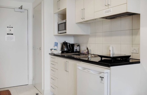 Takapuna Apartment | Skyline Studio with Parking, Pool, and Sea Views