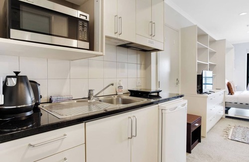 Takapuna Apartment | Skyline Studio with Parking, Pool, and Sea Views