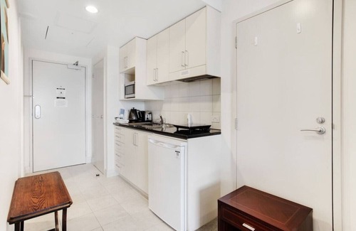 Takapuna Apartment | Skyline Studio with Parking, Pool, and Sea Views