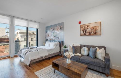 Olde Kensington Apartment | Skyline Studio Modern Comfort Pool Access