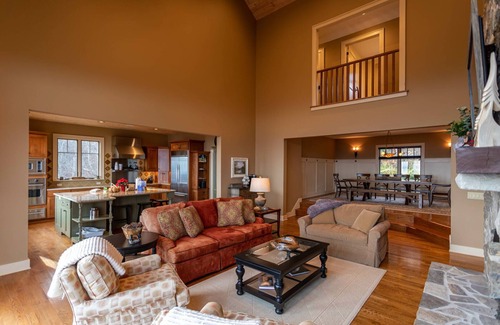 Blowing Rock House | Skytop Retreat - Spectacular 50 mile Views! Pet friendly, hot tub, arcade