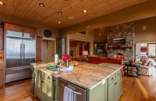 Blowing Rock House | Skytop Retreat - Spectacular 50 mile Views! Pet friendly, hot tub, arcade