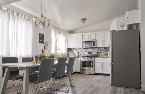 Kearns House | SLC Home close to Airport, Concerts, Ski & More (Pet friendly)