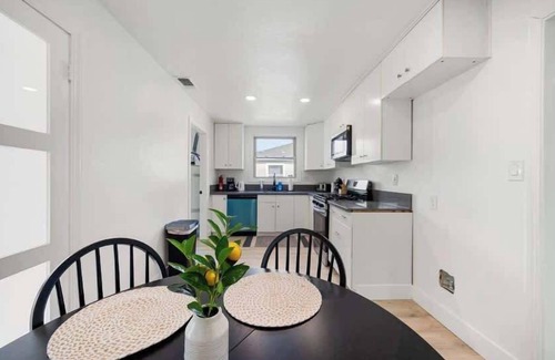 Southeastern Sacramento House | Sleek 2BR/1BA Urban Zen in Sac