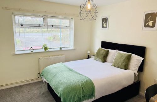 Bramcote House | Sleek 4BR Home - Lace Market, Uni, QMC, City Centre & M1 - Sleeps 8