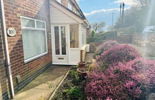 Bramcote House | Sleek 4BR Home - Lace Market, Uni, QMC, City Centre & M1 - Sleeps 8