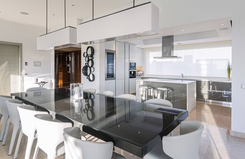 Porches Villa | Sleek Algarve Villa With Spa, Gym and Heated Pool