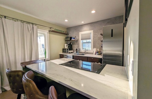Flint House | Sleek and Central Small Home ~ Close to everything