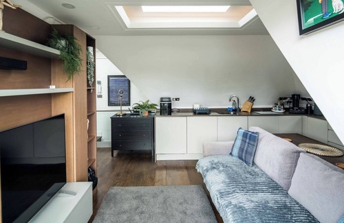 Ravenscourt Park Apartment | Sleek and Stylish 1BD Apt w/Balcony, Hammersmith