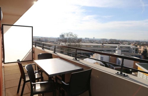 Chevilly-Larue Hotel | Sleek City Flat with Elevator Access Near Orly Airport - Kitchenette