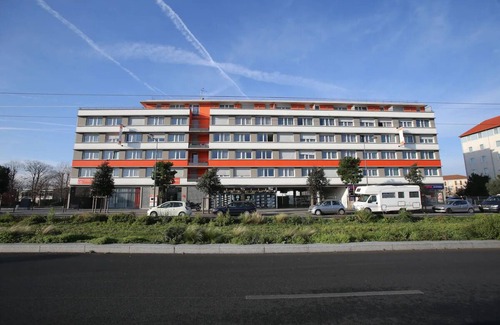 Chevilly-Larue Hotel | Sleek City Flat with Elevator Access Near Orly Airport - Kitchenette