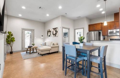 Galindo House | Sleek & Cozy 3-BR Home Near Downtown & 704 Spot!