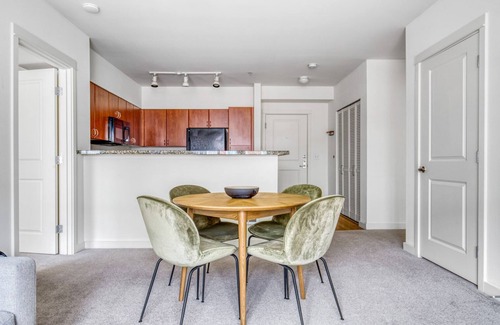 West Bellevue Apartment | Sleek Downtown Bellevue 2BR w/W/D & Storage, near Shops, by Blueground