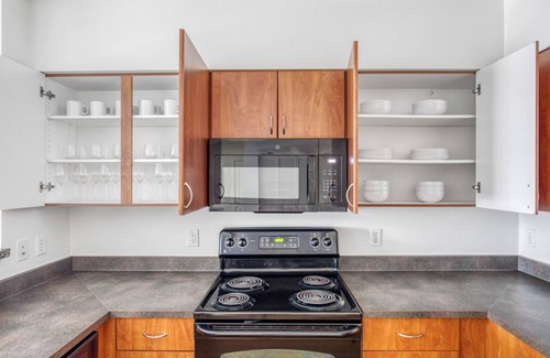 West Bellevue Apartment | Sleek Downtown Bellevue 2BR w/W/D & Storage, near Shops, by Blueground