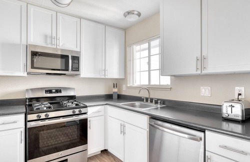 Foster City Apartment | Sleek Foster City 2BR w/Gym, Pool & W/D, nr San Pedro Sq, by Blueground