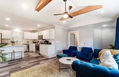 Starmount House | Sleek FunHouse w/ Hot Tub + Mini-Golf | King Suite