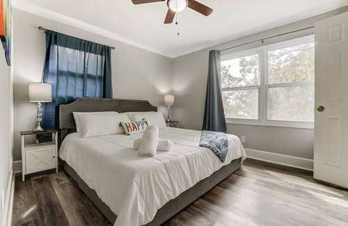 Starmount House | Sleek FunHouse w/ Hot Tub + Mini-Golf | King Suite