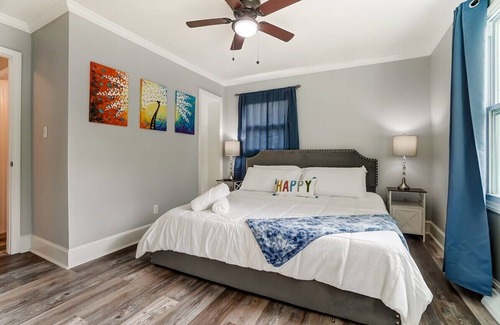 Starmount House | Sleek FunHouse w/ Hot Tub + Mini-Golf | King Suite