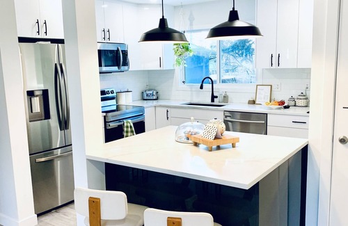 Kingsland House | Sleek Modern Brand New Bungalow near Chinook mall