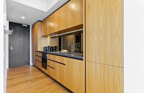 Auckland Central Business District House | Sleek Modern Studio with Balcony by Zodiak Stays