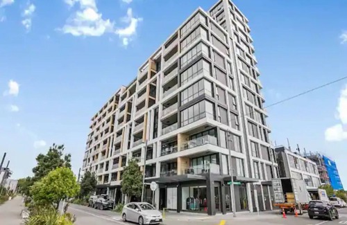 Auckland Central Business District House | Sleek Modern Studio with Balcony by Zodiak Stays