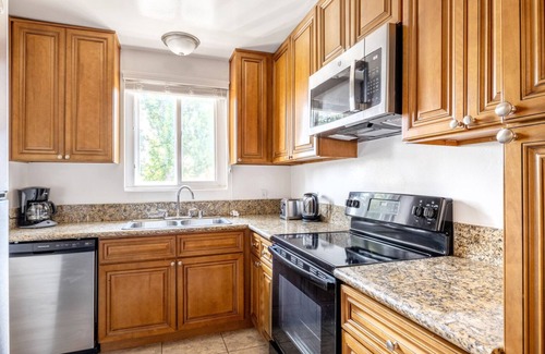 Sherman Oaks Apartment | Sleek Sherman Oaks 1BR w/Pool, Gym, Lounge, near TJ + WF, by Blueground