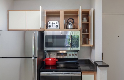 South Beach Apartment | Sleek South Beach Studio w/Movie Room near AT&T Park by Blueground