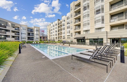South Beach Apartment | Sleek South Beach Studio w/Movie Room near AT&T Park by Blueground