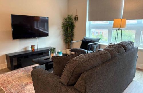 West DePaul Apartment | Sleek Style 3BR Haven - Free Parking - Ashland 2N