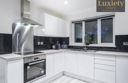 Southend-on-Sea Apartment | Sleek & Stylish 1BR City Centre - Near High St & Southend Beach by Luxiety Stays