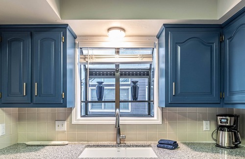 Eureka Springs Condo | Sleep 8 in this guest fave! All new, fresh & fun!walk to lake and marina.