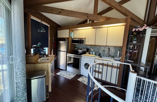 Lake Ariel Cottage | Sleep in a Treehouse!