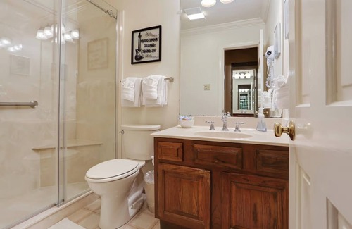 French Quarter Hotel | Sleep Under the Palms – Sweet King Studio in NOLA Garden Hotel