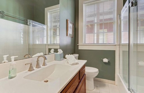 French Quarter Hotel | Sleep Under the Palms – Sweet King Studio in NOLA Garden Hotel