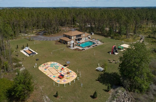 Groveland House | Sleep Up To 54 At The Great Escape Parkside - 15 BR Game Themed Mansion!