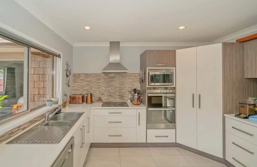 Whitianga House | Sleeps 10 and a Minutes walk to the beach