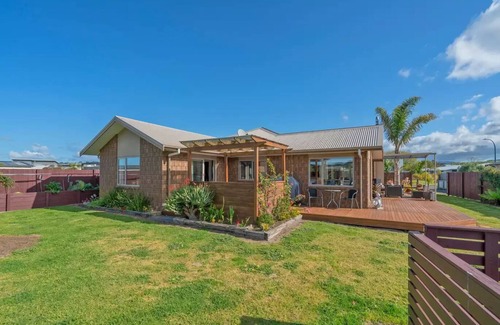 Whitianga House | Sleeps 10 and a Minutes walk to the beach