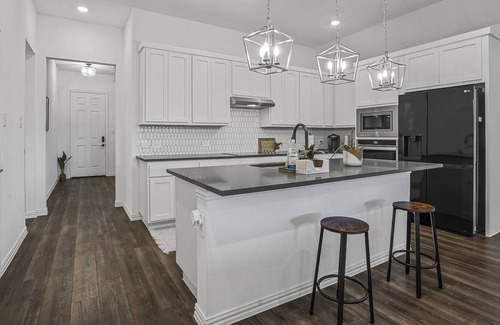 Haslet House | Sleeps 12-Private Yard-Charcoal Grill-Dog Friendly