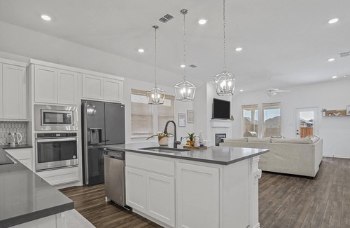 Haslet House | Sleeps 12-Private Yard-Charcoal Grill-Dog Friendly