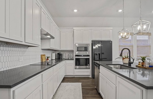 Haslet House | Sleeps 12-Private Yard-Charcoal Grill-Dog Friendly