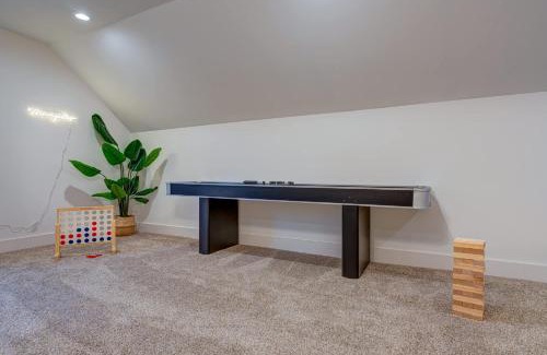Vollintine-Evergreen House | Sleeps 12 Shuffleboard Fire Pit Near Beale St
