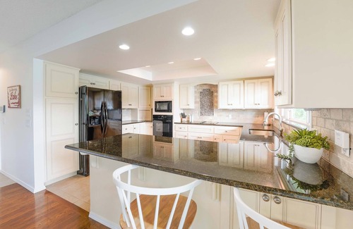 Bella Vista House | Sleeps 12, Spacious Luxe Lake House full of Stunning Views