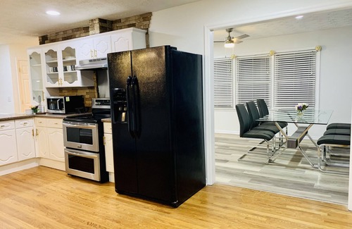 Buford House | ☀️SLEEPS 12🏠 WITH PRIVATE INGROUND SWIMMING POOL/POOL TABLE/AMENITIES