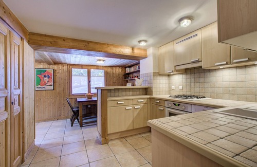 Morzine Ski Chalet | Sleeps 14 with a Hot tub and Sauna