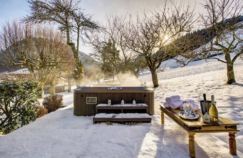 Morzine Ski Chalet | Sleeps 14 with a Hot tub and Sauna